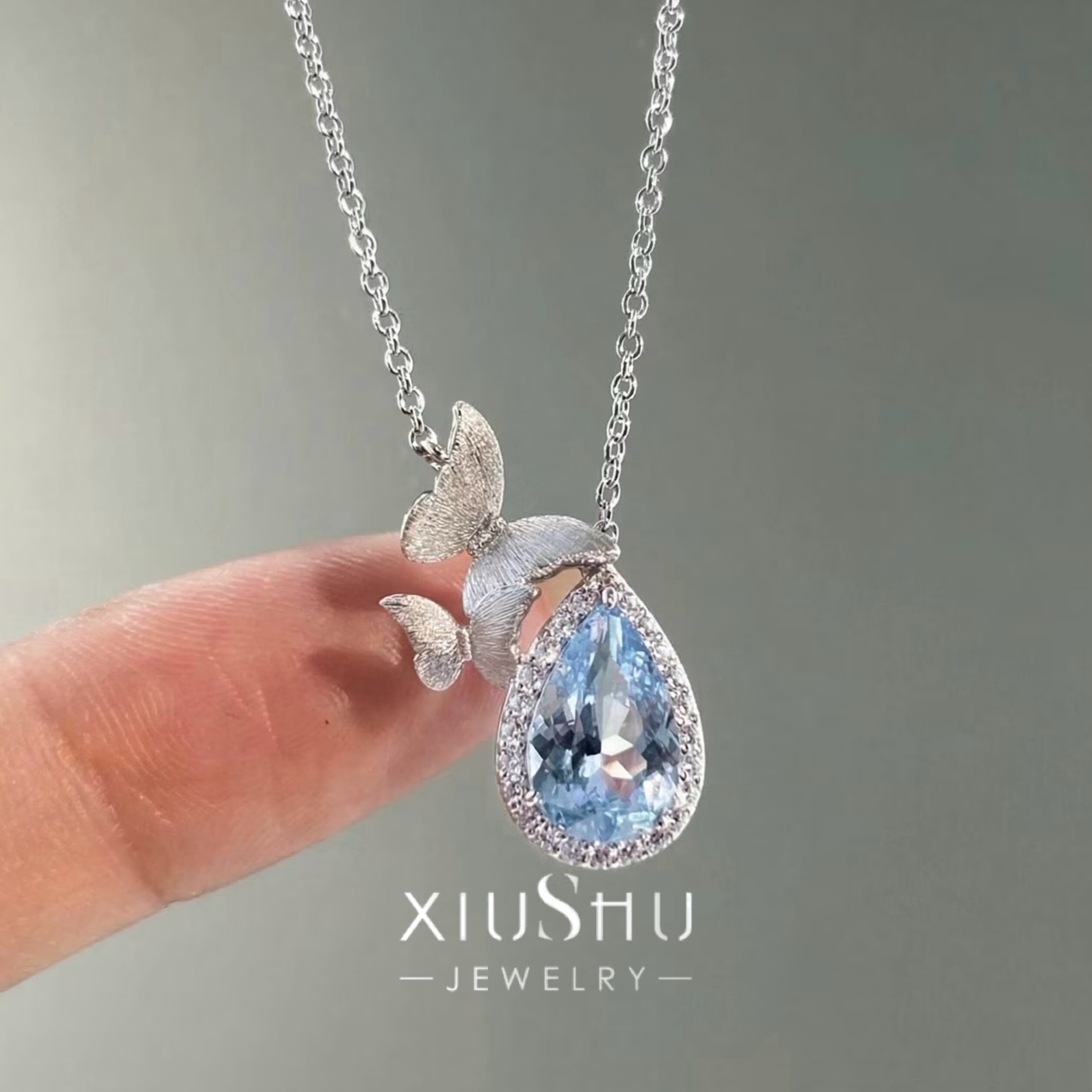 蝶が飛ぶ」人工アクアマリン 高炭素ダイヤモンド ホワイト キラキラ