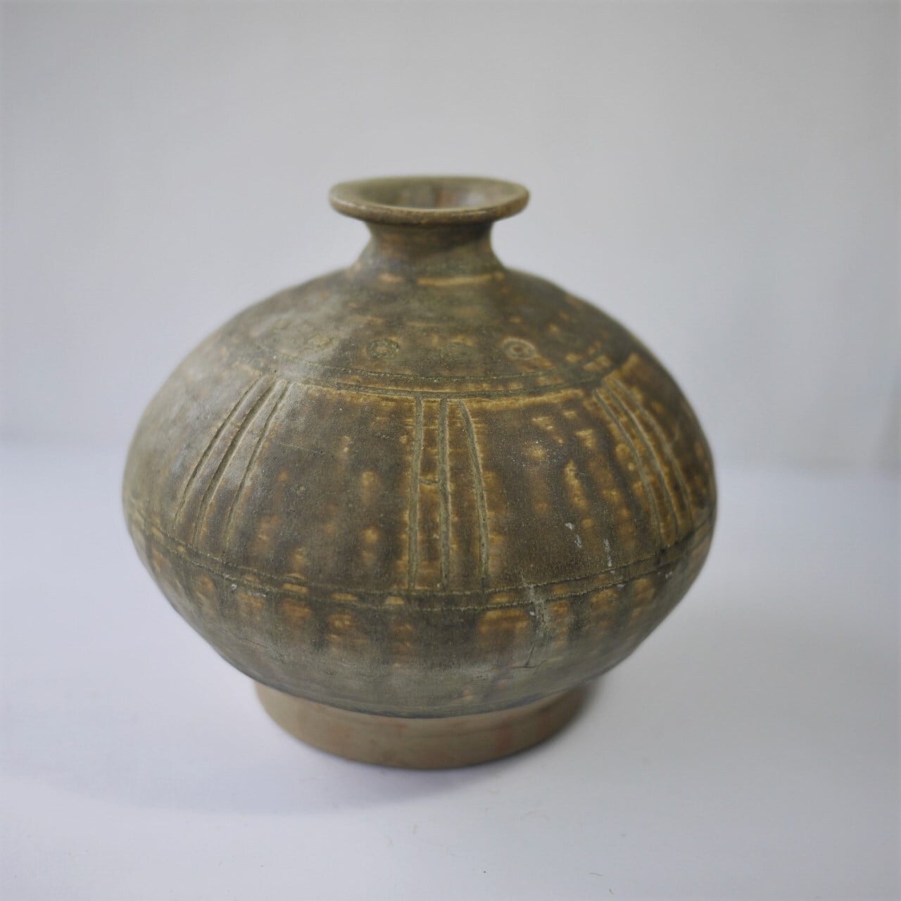 小壺花瓶 クメール陶器 黒褐釉刻線文 インドシナ半島