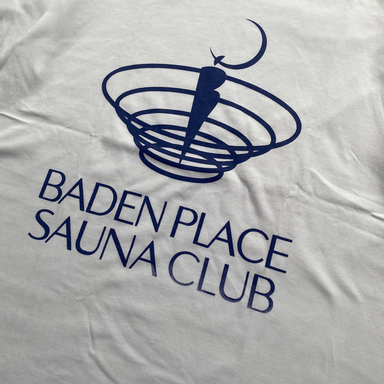 BADEN PLACE×RSB SAUNA CLUB Front Print S/S Tee WHITE