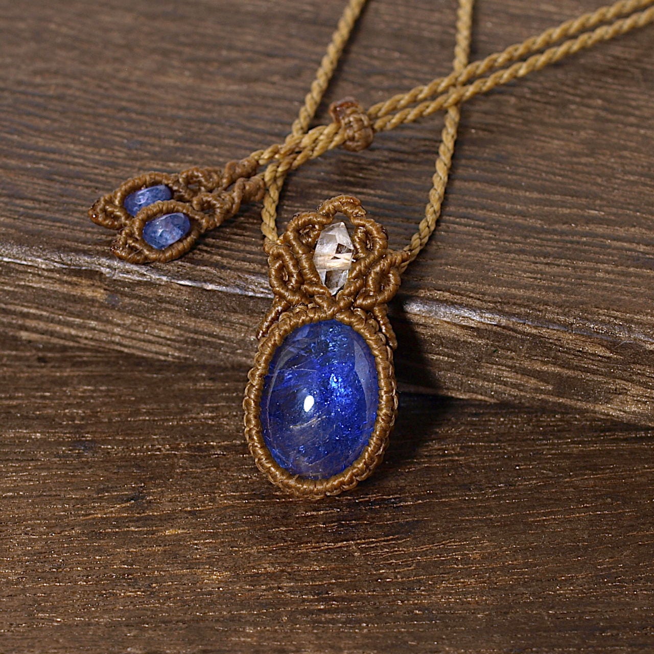 【一点物】タンザナイトオーバルルースとハーキマーダイヤモンドを編み込んだマクラメネックレス