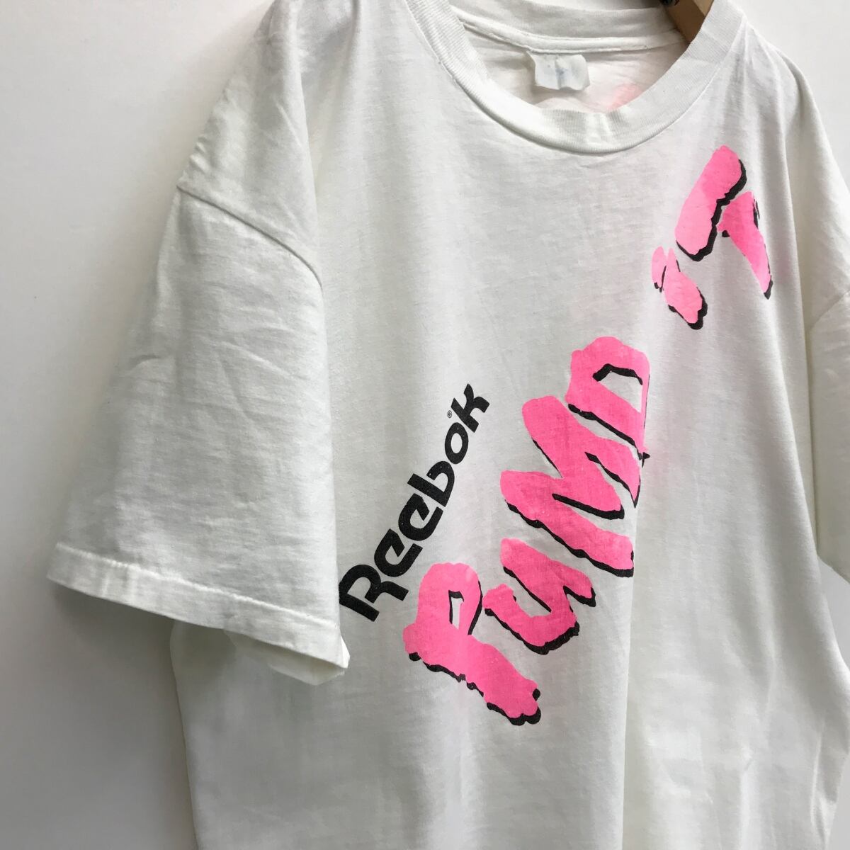 リーボック Reebok グラフィック ベージュ Tシャツ（ピンク）