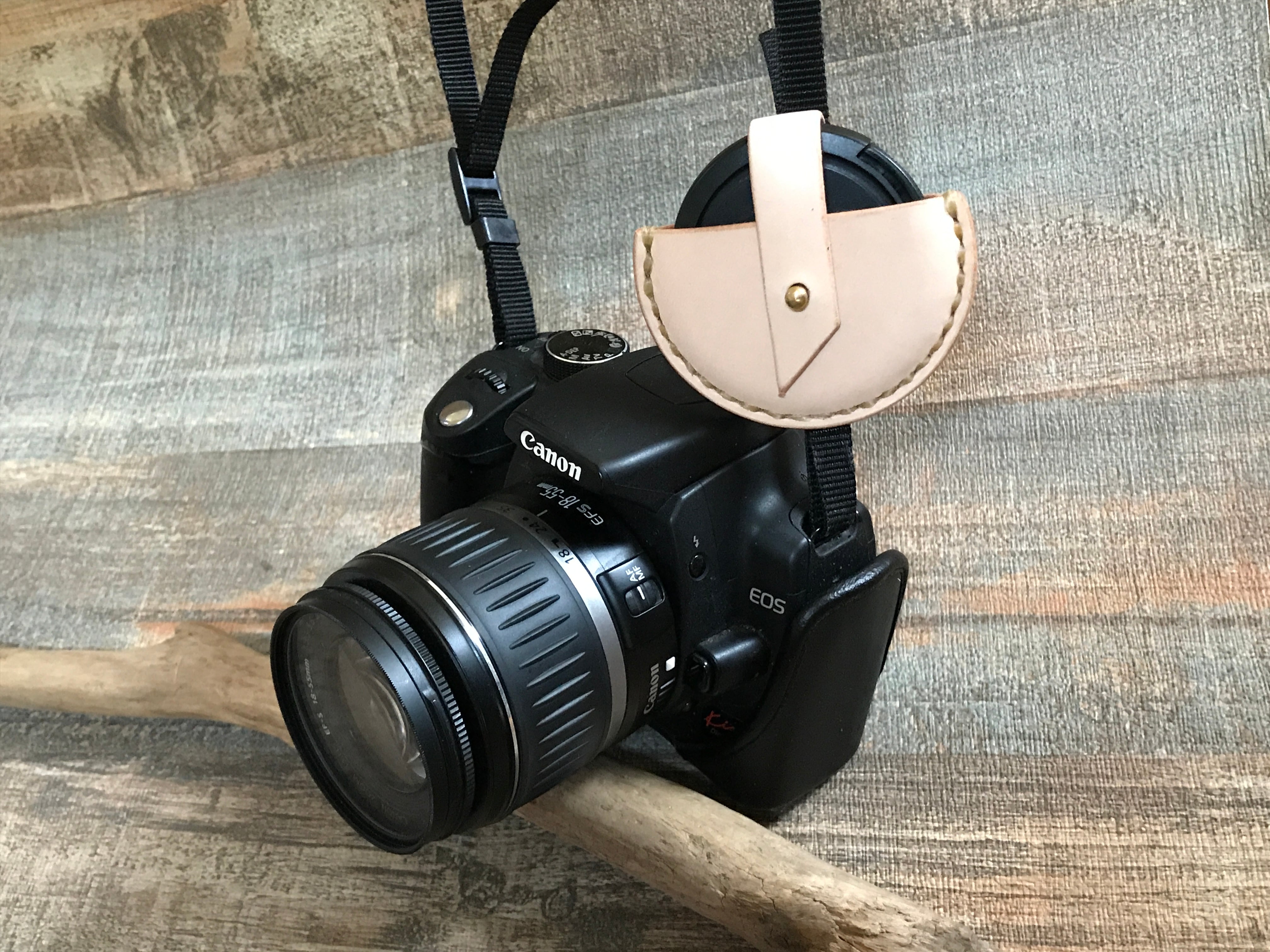 一眼レフカメラ用レザーキャップホルダー | 革製の犬、猫用ネーム