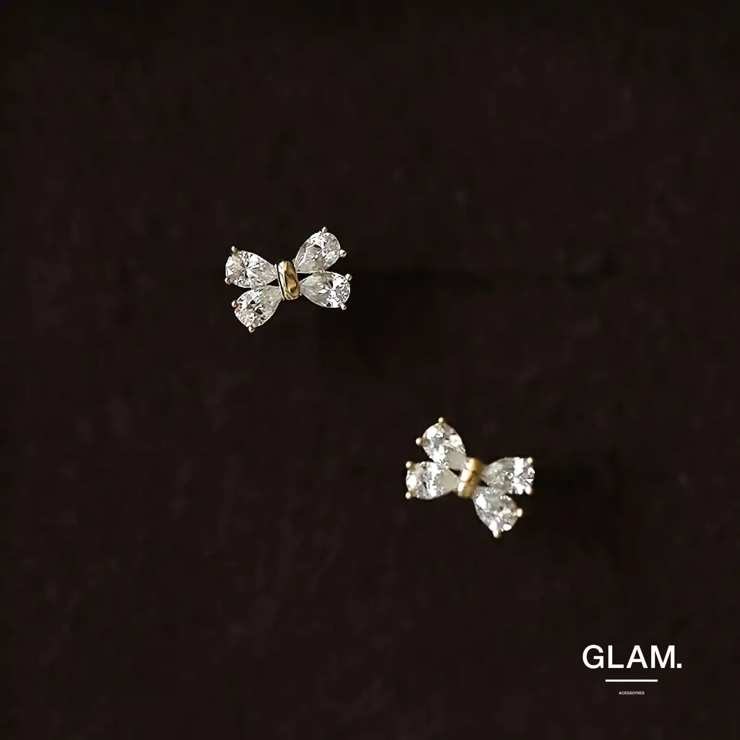 【Caitlynminimalist】ジルコニアリボンバギーピアス★国内発 ミニマルリボンジルコニアピアス | 金属アレルギーに悩む女性