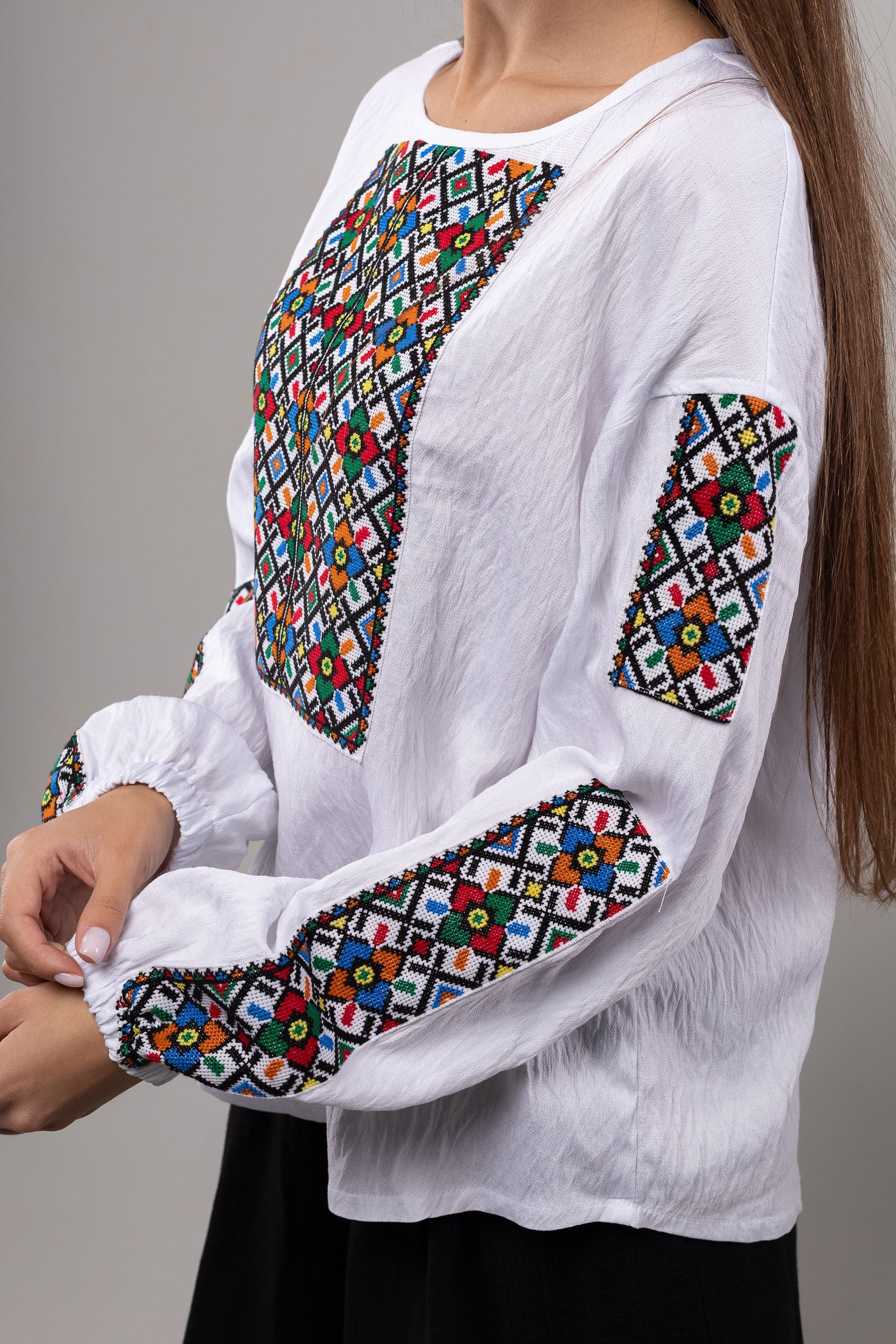 ウクライナ刺繍ヴィシヴァンカ クロスステッチ 手刺繍 ブラウス 麻