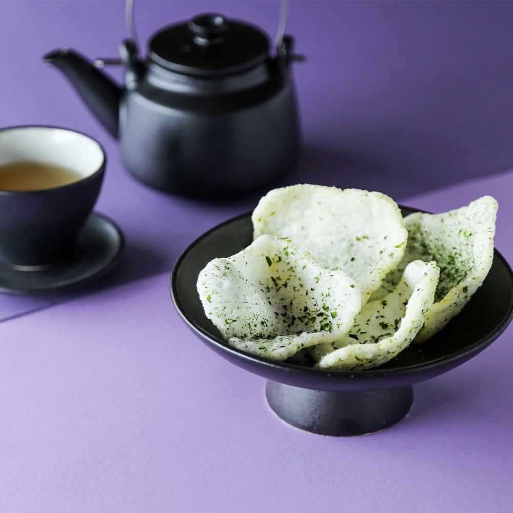 「溜色塗（ためいろぬり）の高足膳（たかあしぜん）」5客　箱入り あおさ海苔塩せん | 髙砂製菓 ONLINE STORE
