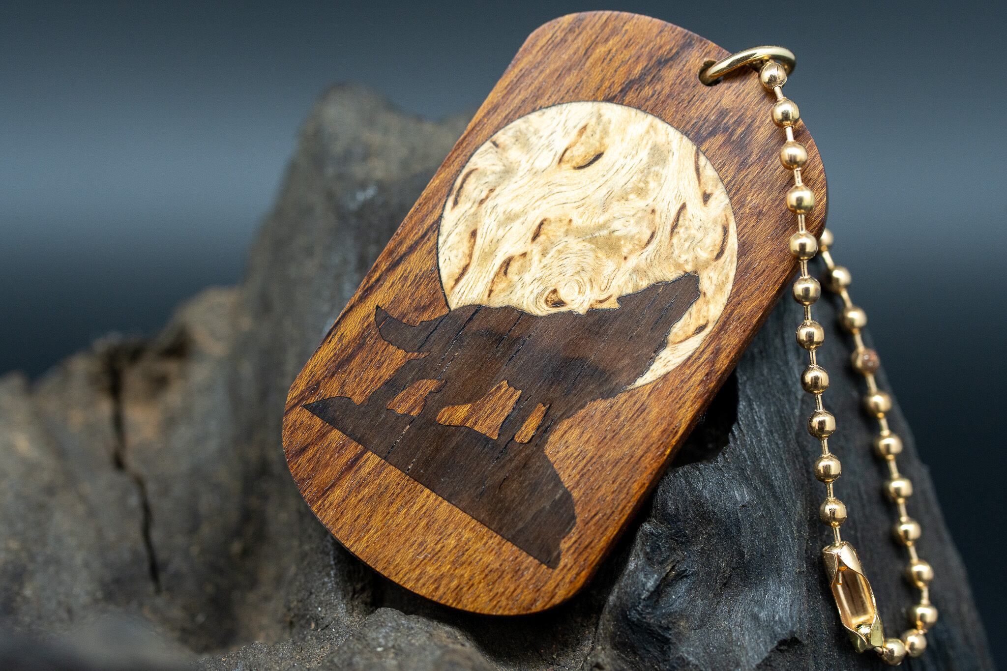 【蝶の樹】 モパネ ドッグタグ 象嵌 月と狼