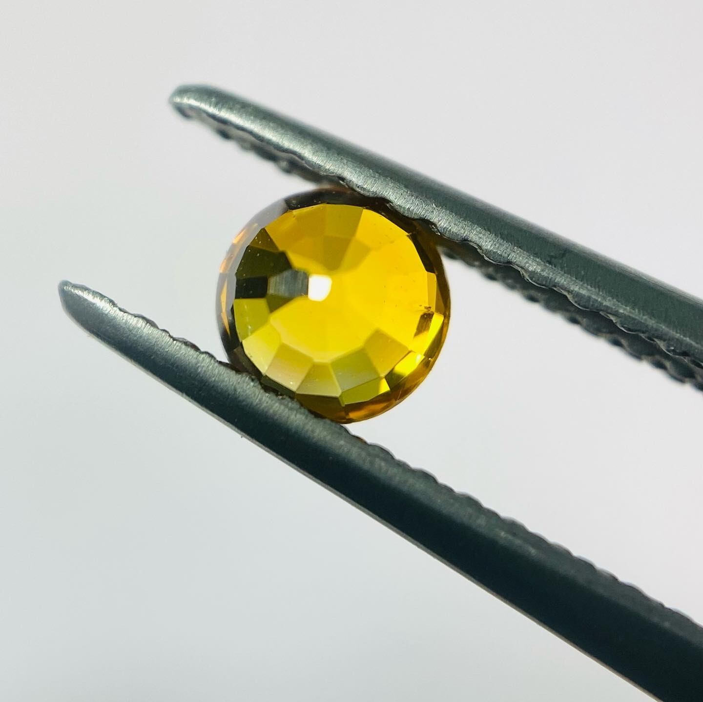 ひまわりカラーの元気イエローサファイア