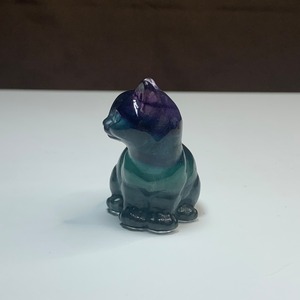 2.ちょこんと座っている可愛いフローライトねこ