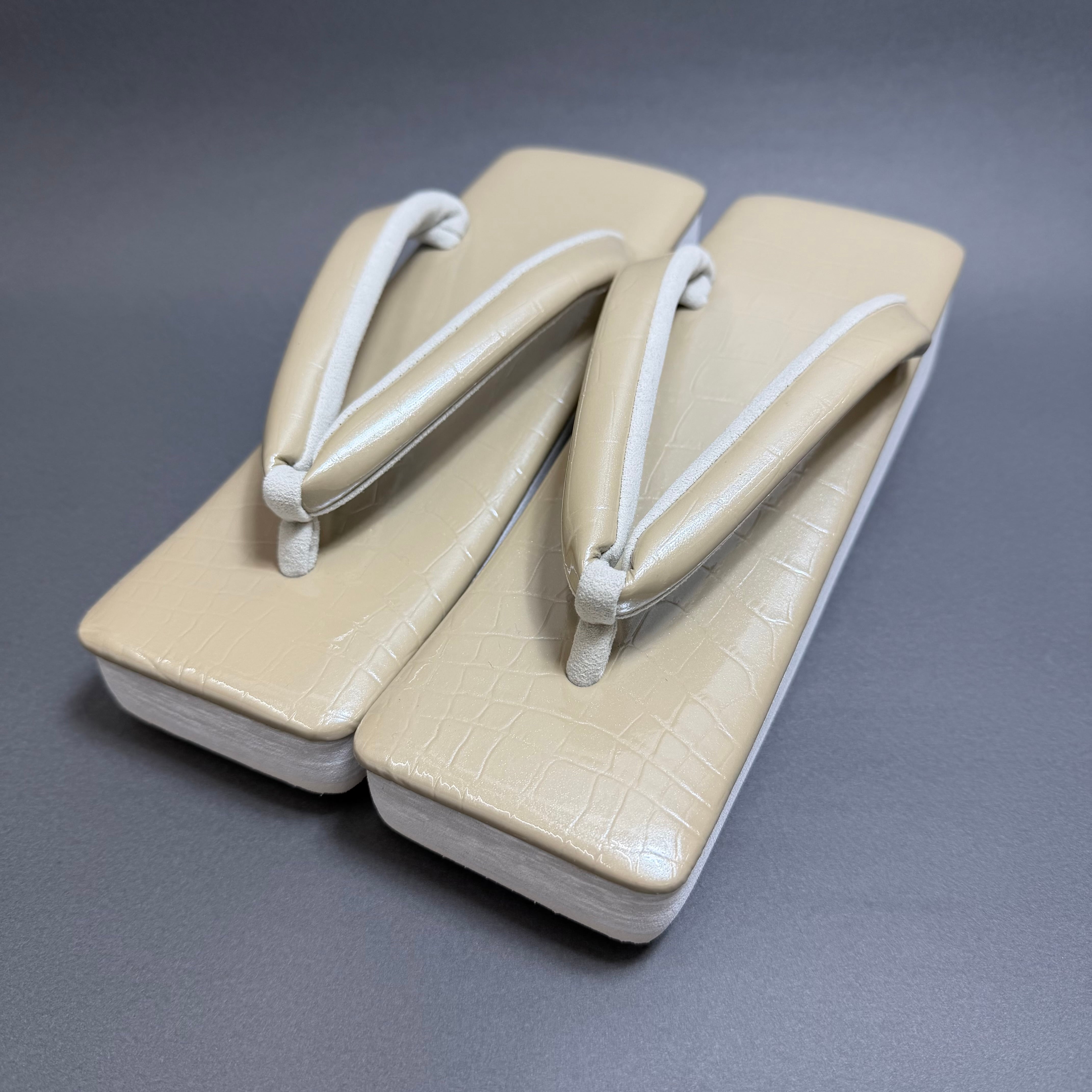 牛革 ベージュ クロコ型押し カレンブロッソ カフェぞうり 角形|オリジナル商品 サイズ:M