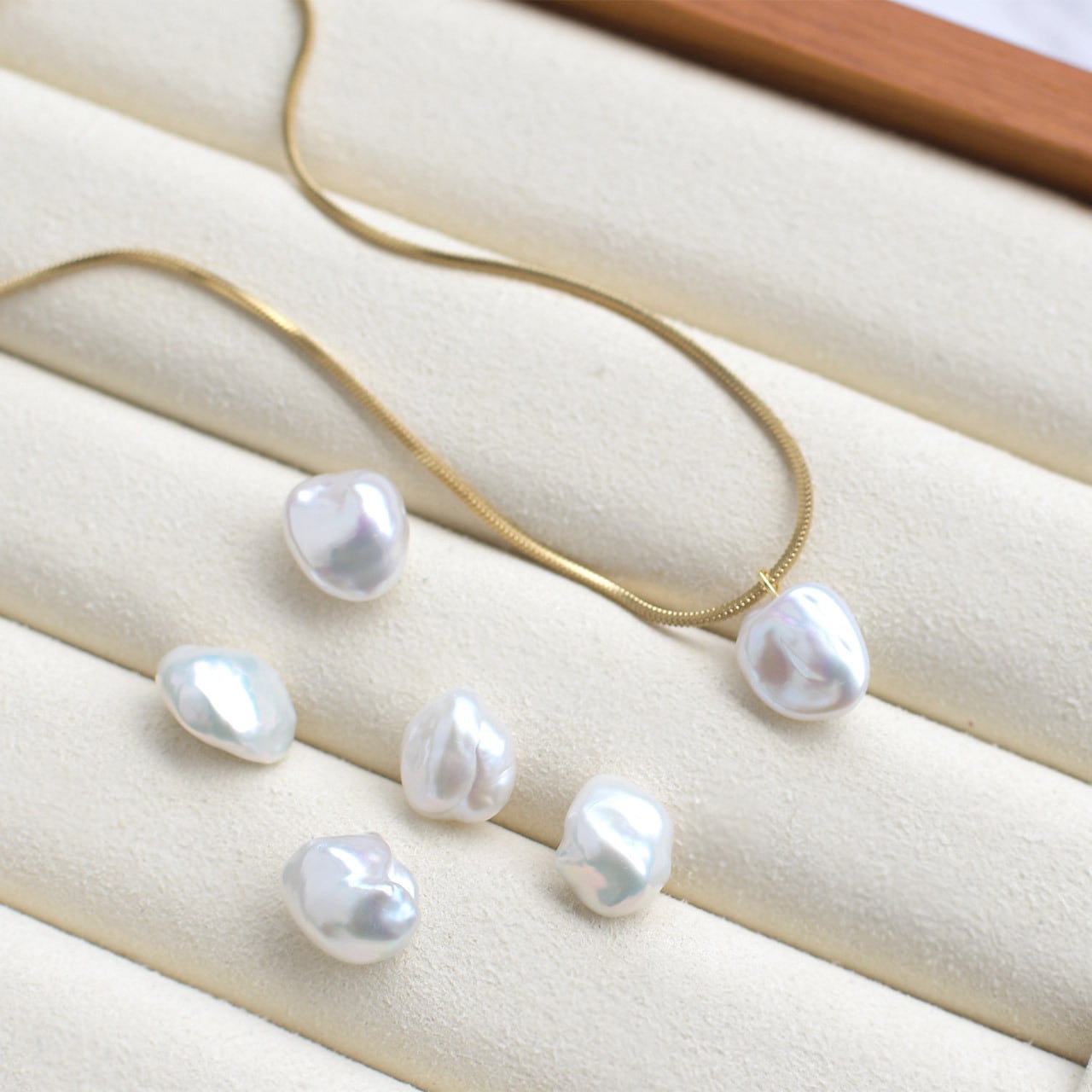 大粒29mm✨天然淡水バロックパールペンダント ホワイト系 上質テリ 新品 自然美とアート性 大粒 バロックパール ペンダント / 淡水パール pe
