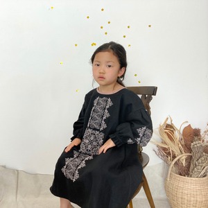 [ Kids ] ソロチカ刺繍のリネンギャザーワンピース -black-