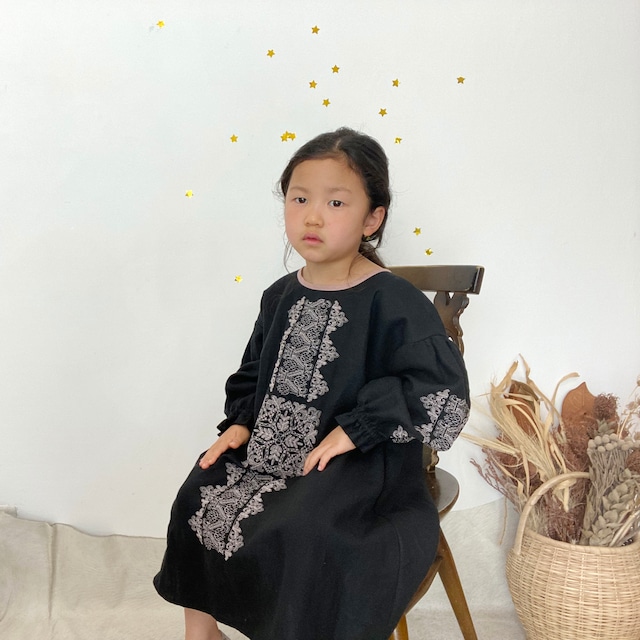[ Kids ] ソロチカ刺繍のリネンギャザーワンピース -black-