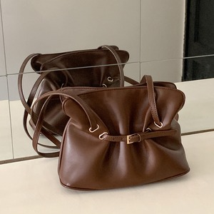 belted faux-leather handbag　J00356