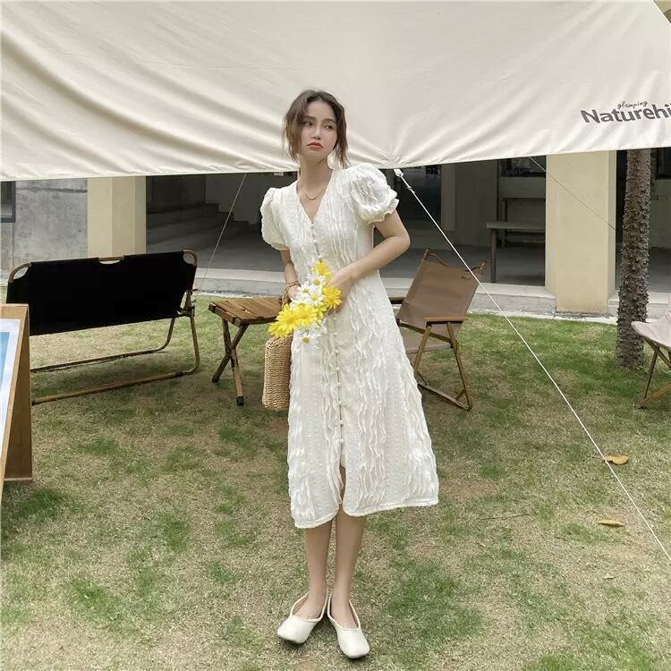 清楚可愛いミモレ丈 ミディアム丈 ワンピース ワンピ くるみボタン フリル Vネック パフスリーブ ホワイト Lamitte Deco トレンド 韓国ファッション ショップ Base店