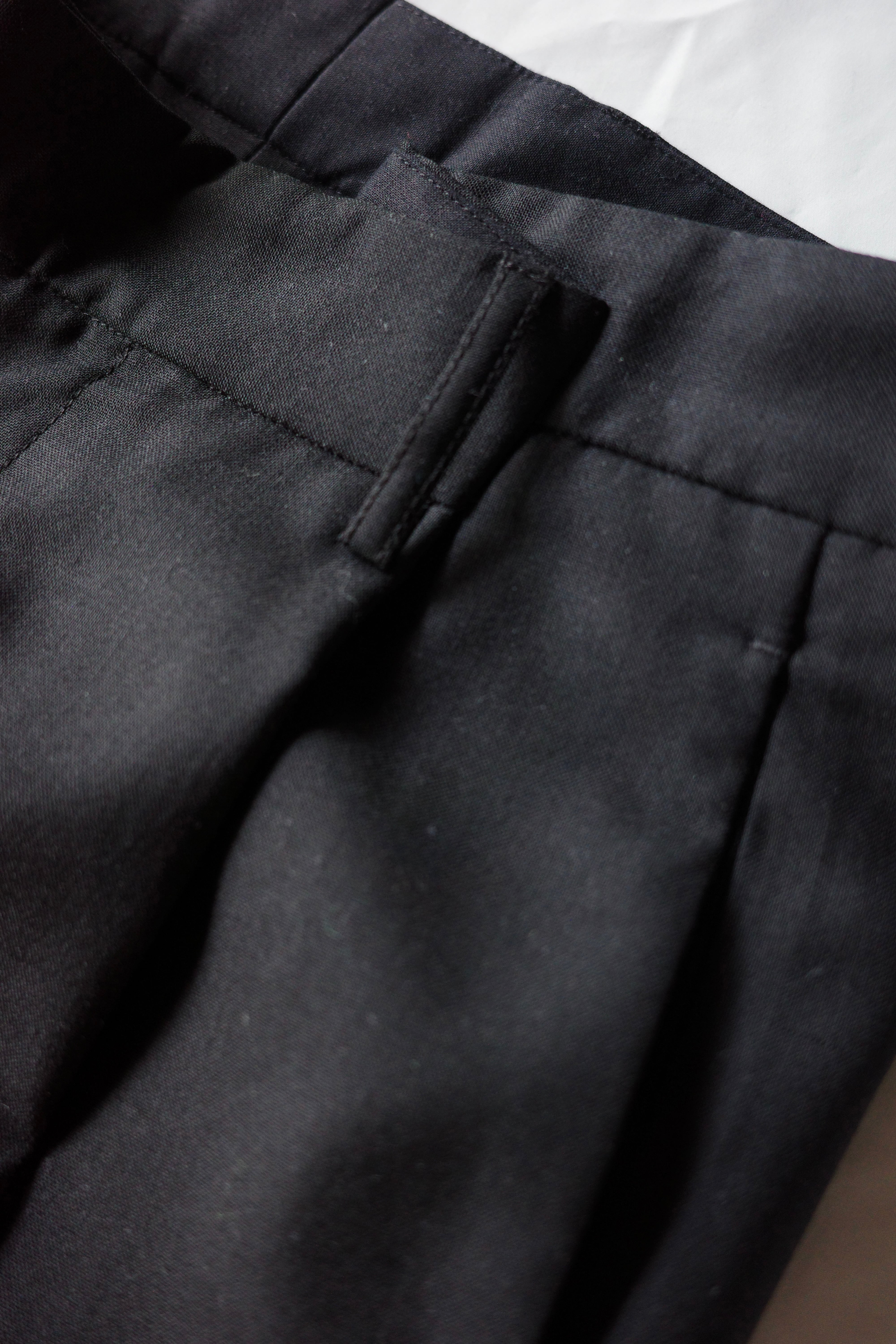 MARINA YEE【WIDE-LEGGED PLEATED TROUSERS -Black-】 | lloomm