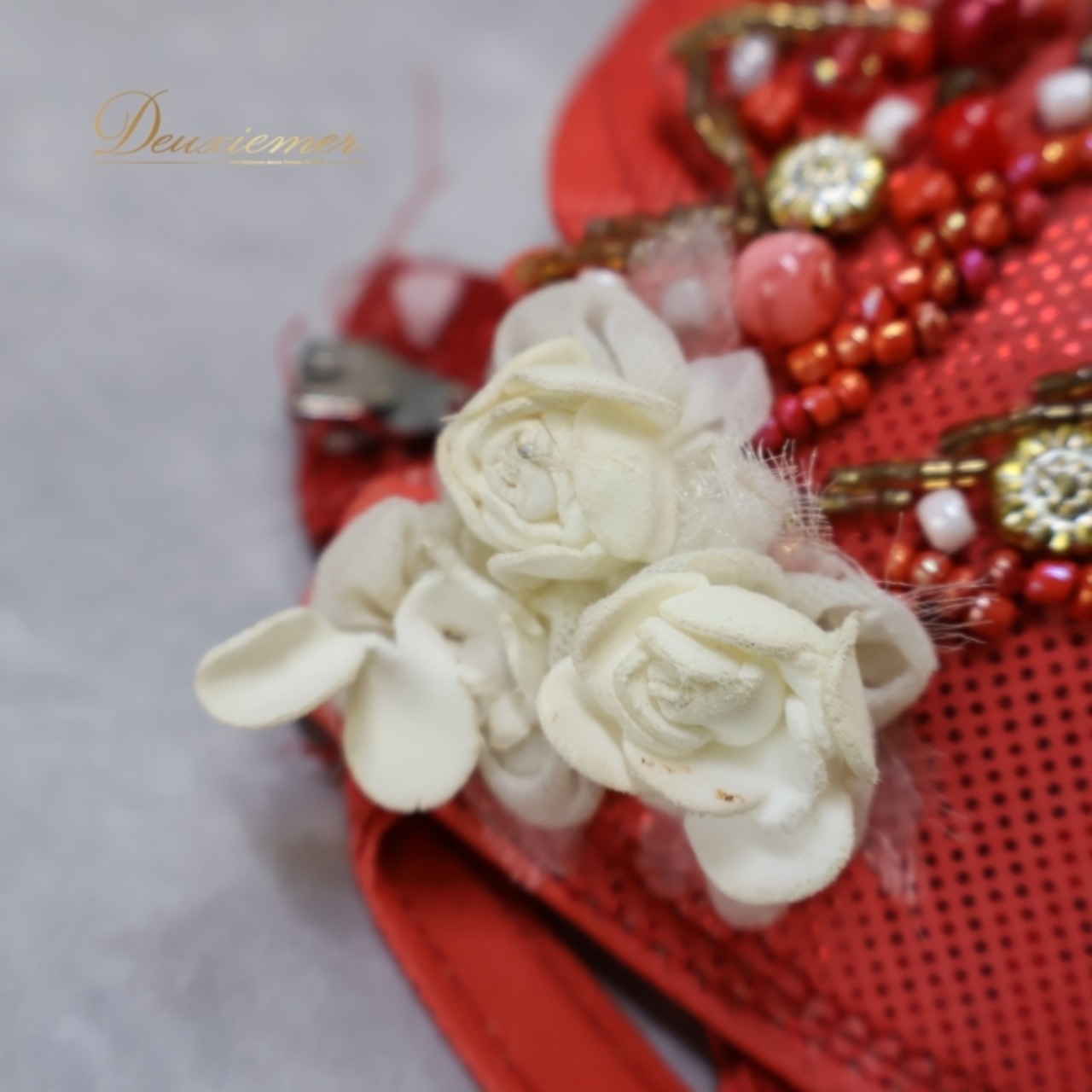 ベリーダンス オリエンタル 衣装 上下セット レッド系 トップス スカート アーム 飾り 赤 ラインストーン ビーズ 花 フリンジ キラキラ ステージ イベント 鮮やか 華やか かわいい スリット ダンス衣装