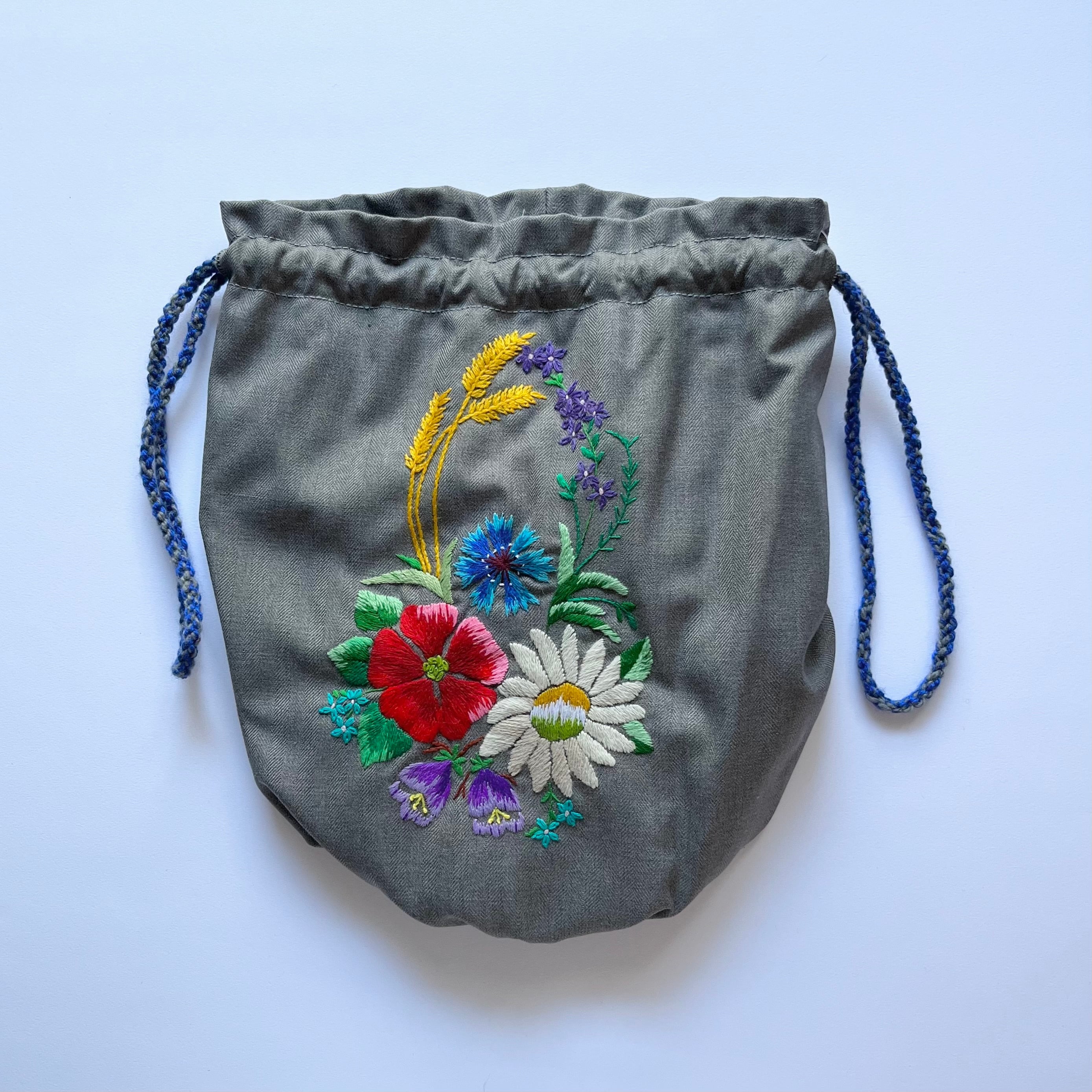 エストニアの伝統刺繍巾着バッグ(ムフ刺繍）