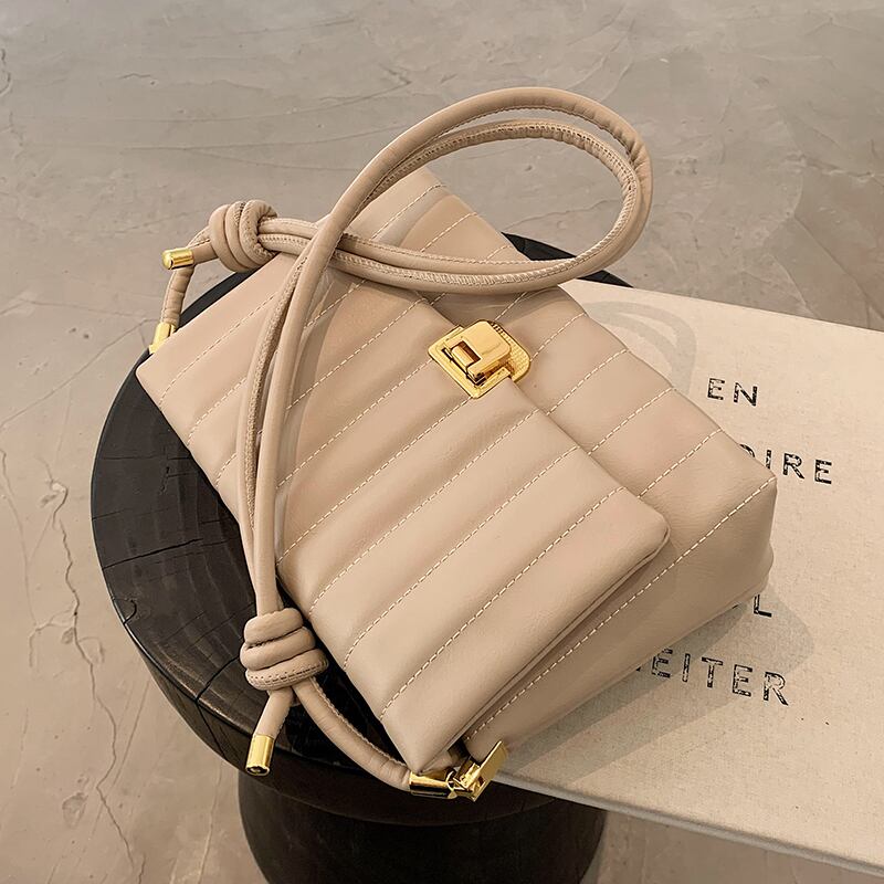 レッドシングル スクウェア メッセンジャーバッグ Tiancai_Wing_Bag30554402629