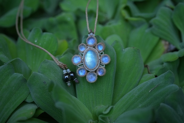 お花咲く★高品質レインボームーンストーン マクラメネックレス2625