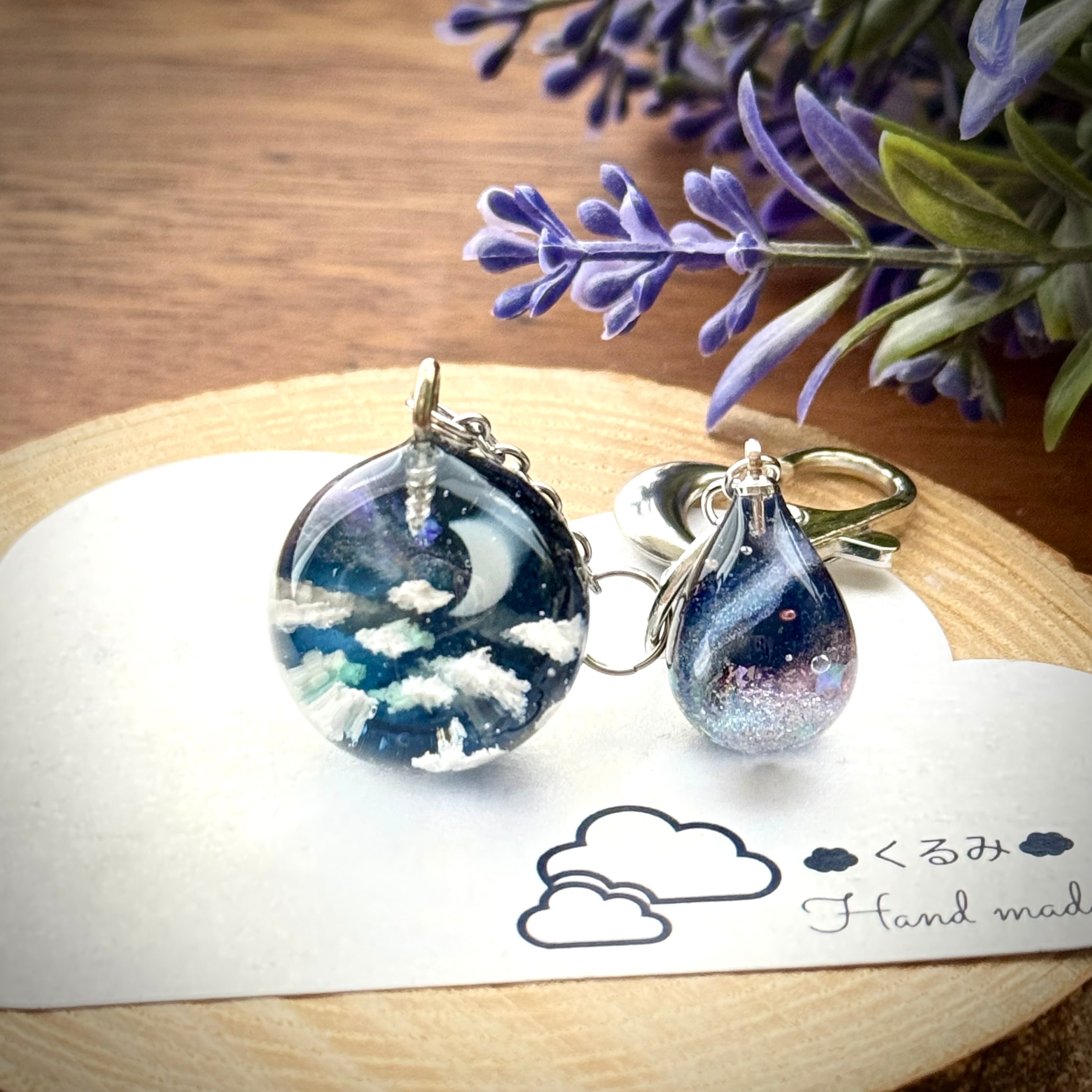 バックチャーム 2割カット球体 夜空三日月と天の川 小さいしずく型の天の川