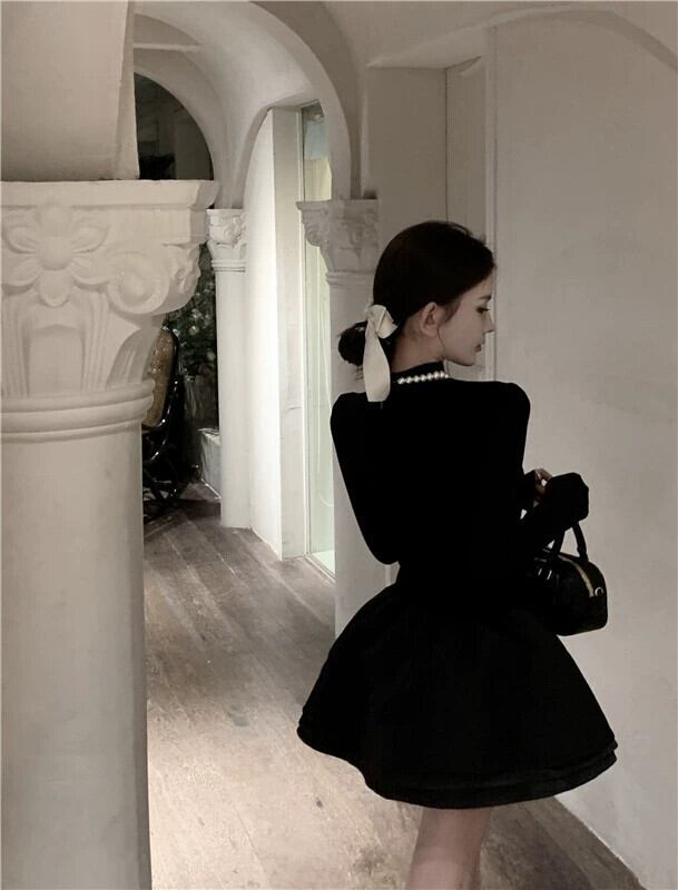 春先の黒のハーフタートルネックニットドレスの女性、ウエストの 春先の黒のハーフタートルネックニットドレスの女性、ウエストの