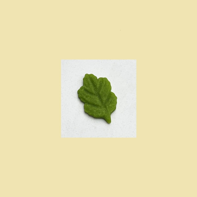 ９月の干菓子　菊の葉　大　（きくのは）