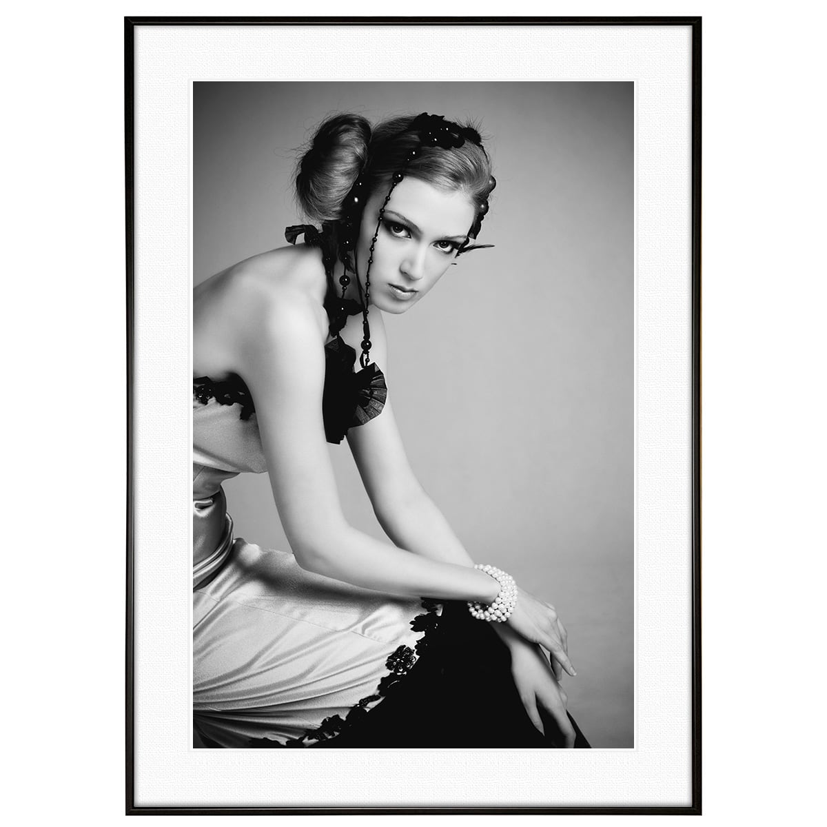 人物写真 装う女性の静謐 インテリアモノクロアートフォトポスター額装 AS4667