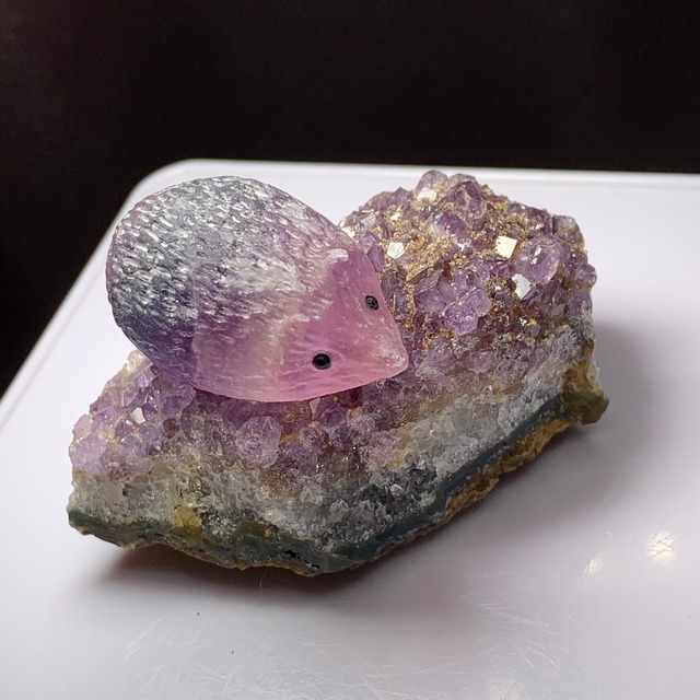 3.ウルグアイ産アメジストクラスターに住み着いているフローライトハリネズミさん