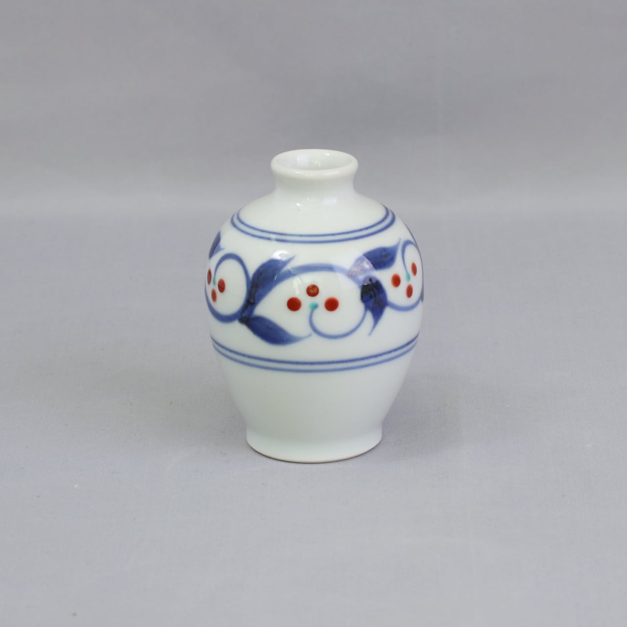 砥部焼 千山窯 卵型花瓶（小） 上絵三ッ紋