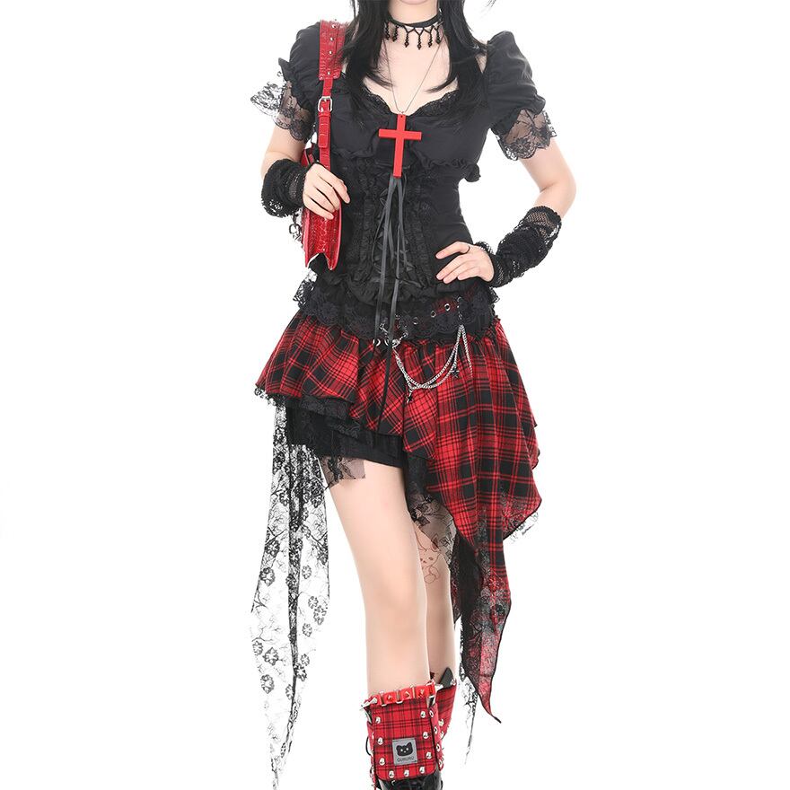 赤十字モチーフが映えるゴシックトップス｜レース×フリルで魅せる