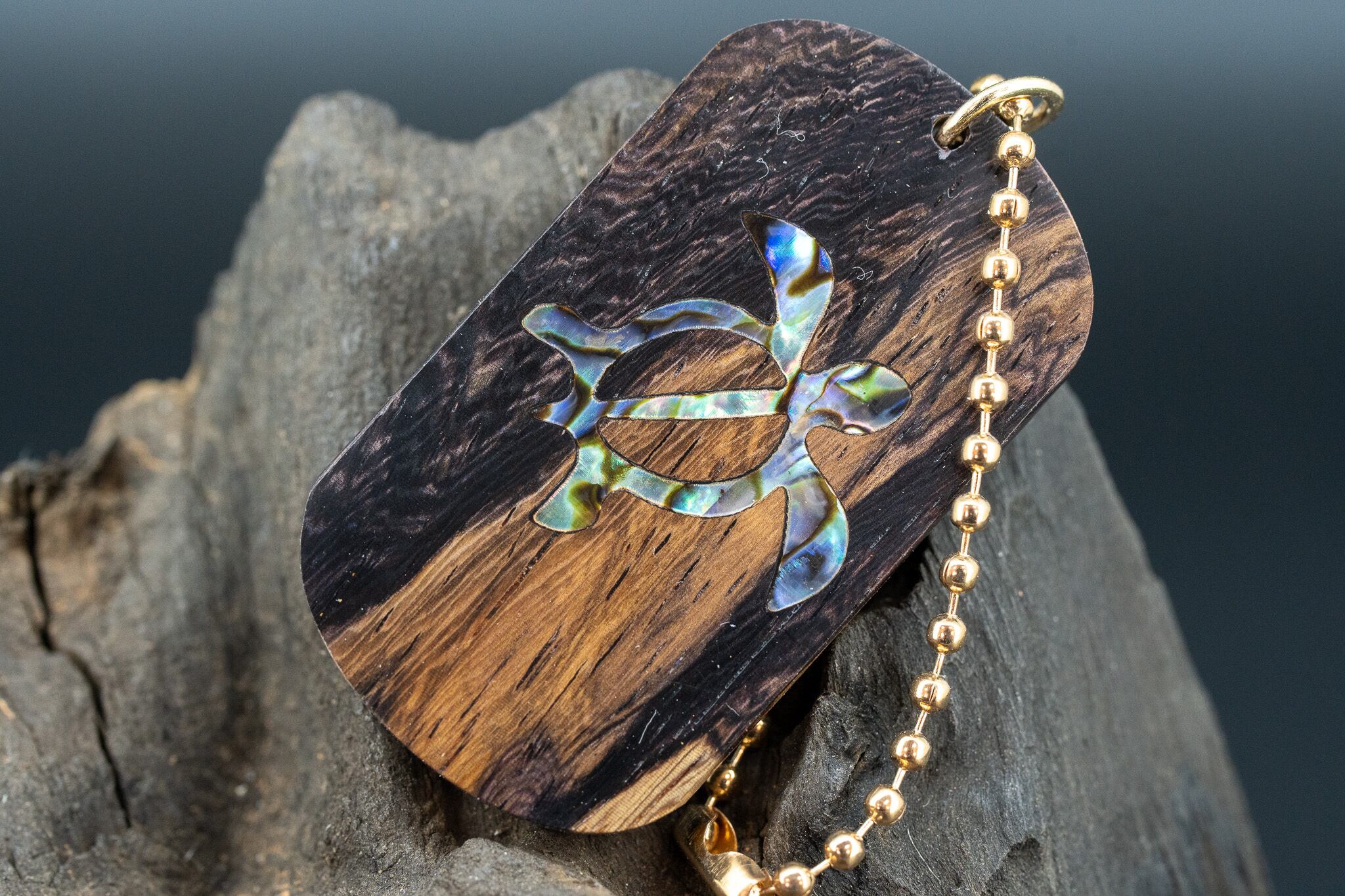 【 熱帯の黒き宝 】 ラオスブラック ドッグタグ 象嵌 浅瀬で泳ぐウミガメ