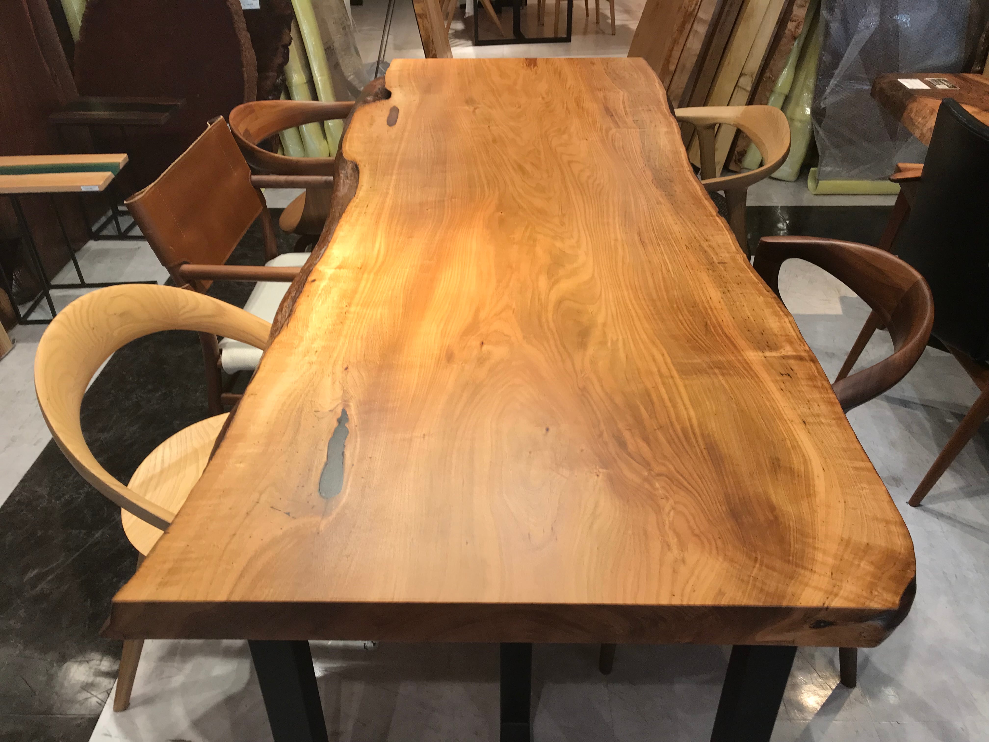 kaka 天然山桜 古木の一枚板 テーブル アイアンレッグ 天然木 東京 新宿 東五軒町店展示 欅（けやき・ケヤキ）材 一枚板