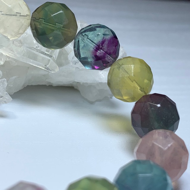 no9.多彩な変わった色合いフローライト・ブレスレット