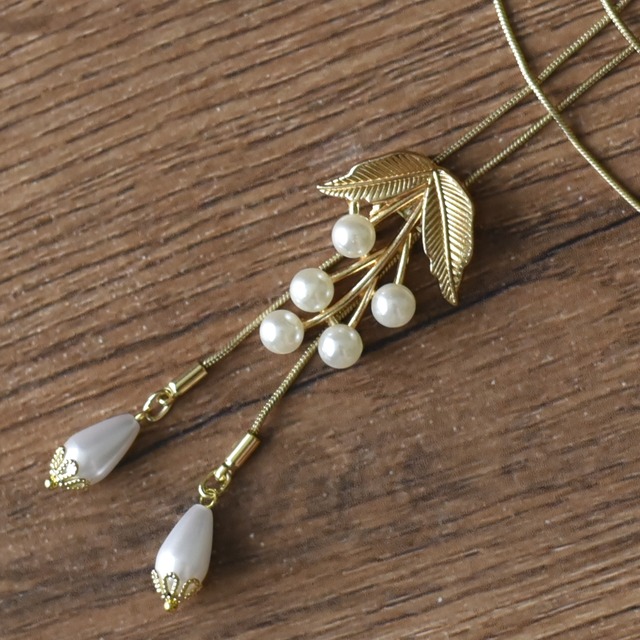 実りの花｜白い蕾とゴールドのループタイネックレス／ゴシック 花言葉 秋色 幻想物語 希望