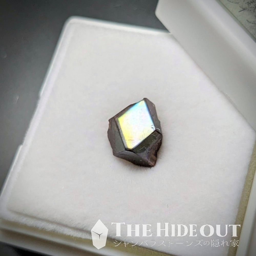 日本国産鉱物標本059 奈良県吉野郡天川村行者還岳レインボーガーネット ブルー&イエローが迸る(研磨あり)