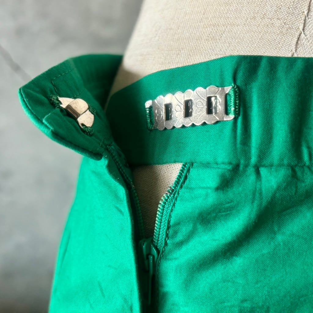 グリーンフロントボタンスカート