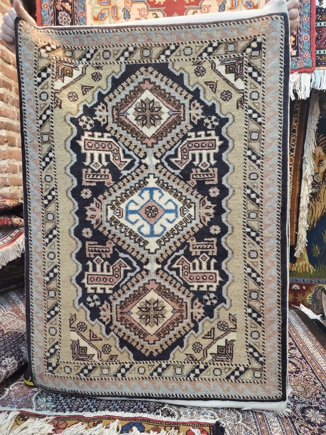 絨毯クエスト51【No.9】Brown ※現在、こちらの商品はイランに置いてあります。ご希望の方は先ずは在庫のご確認をお願いします。