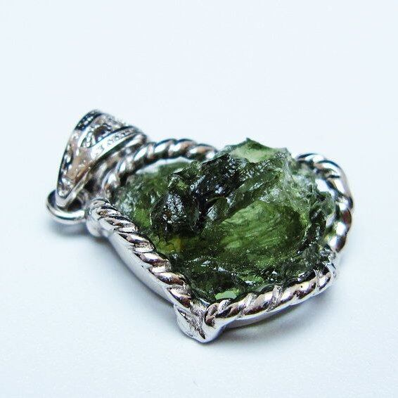 モルダバイト ペンダント モルダウ石 ペンダントトップ 原石 一点物 メール便可 [M便 1/20] 199-488