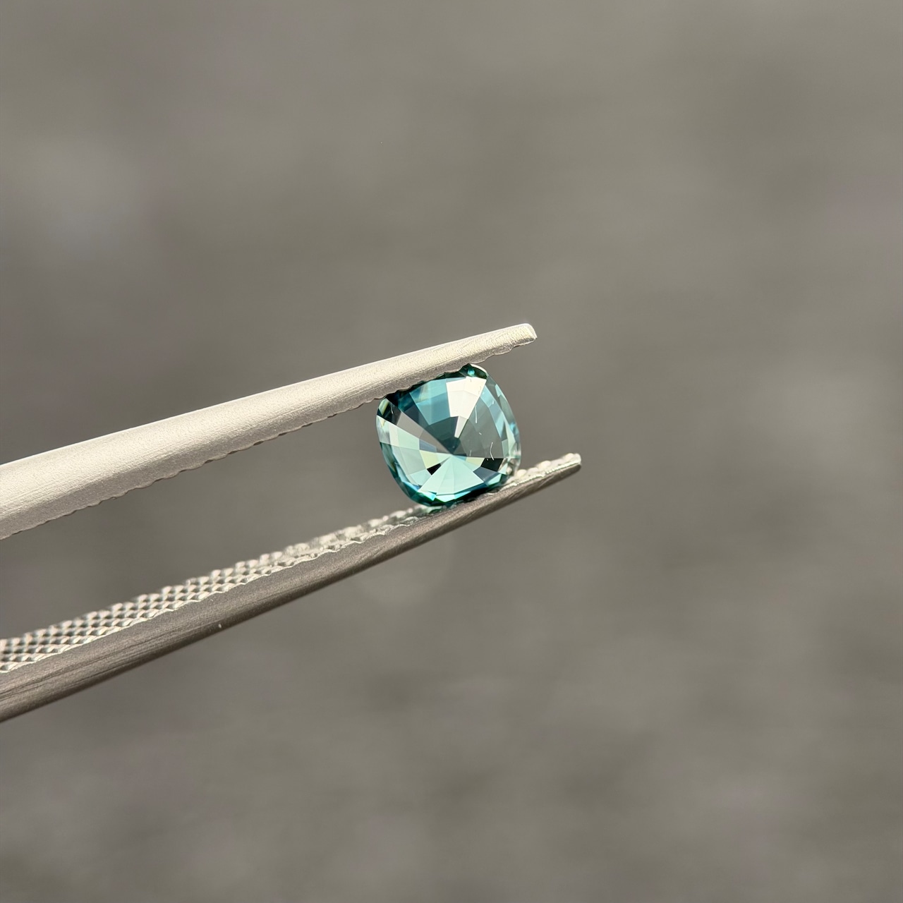 カラーチェンジジルコン 4.6x4.5mm, 0.64ct, ミャンマー産