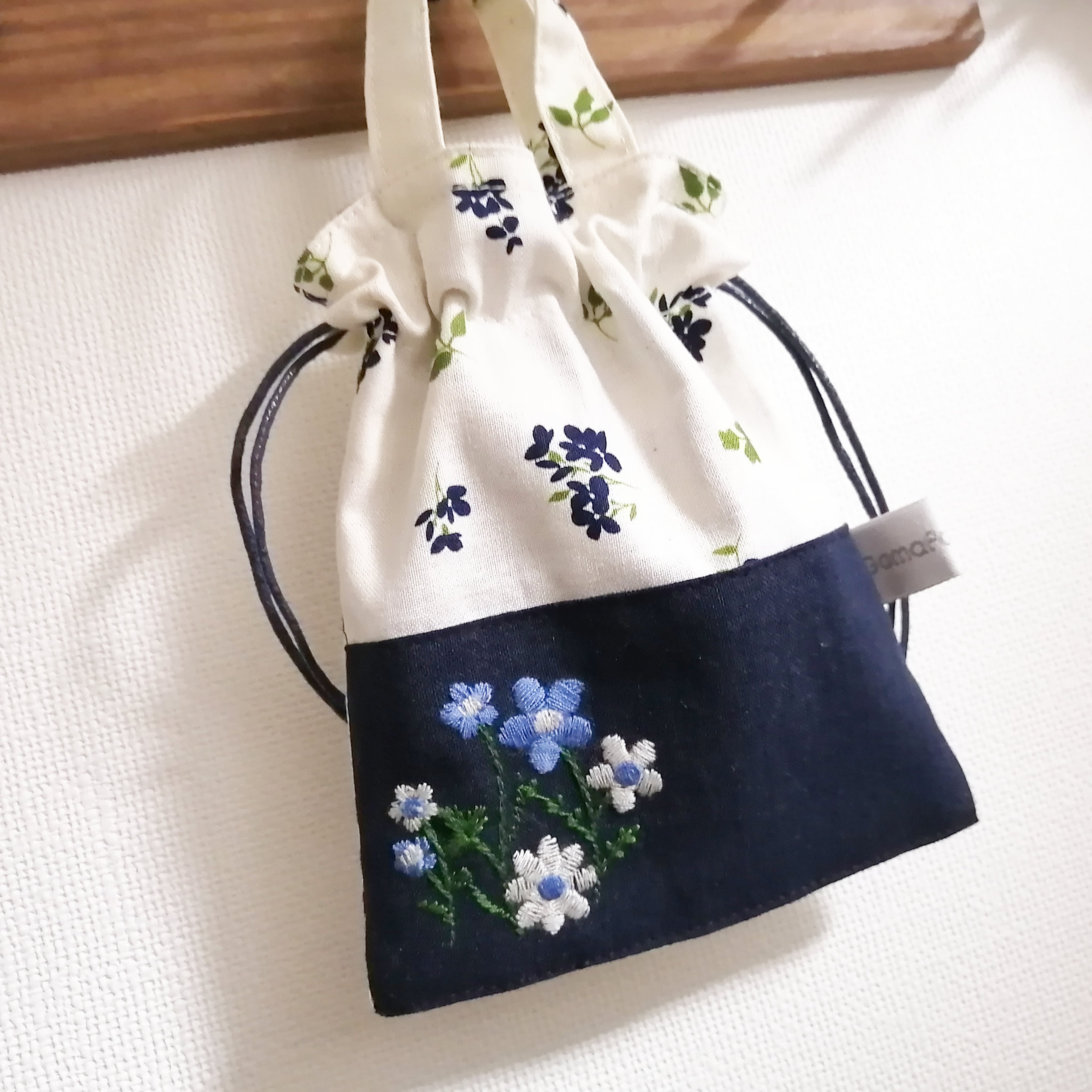 ミニ巾着ポーチ 紺色花刺繍 アイボリー地に紺色の小花 内布に紺の ...