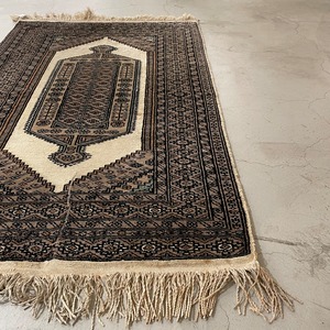 パキスタンrug/手織り(1220㎜×790㎜フリンジ含まず90㎜×2)