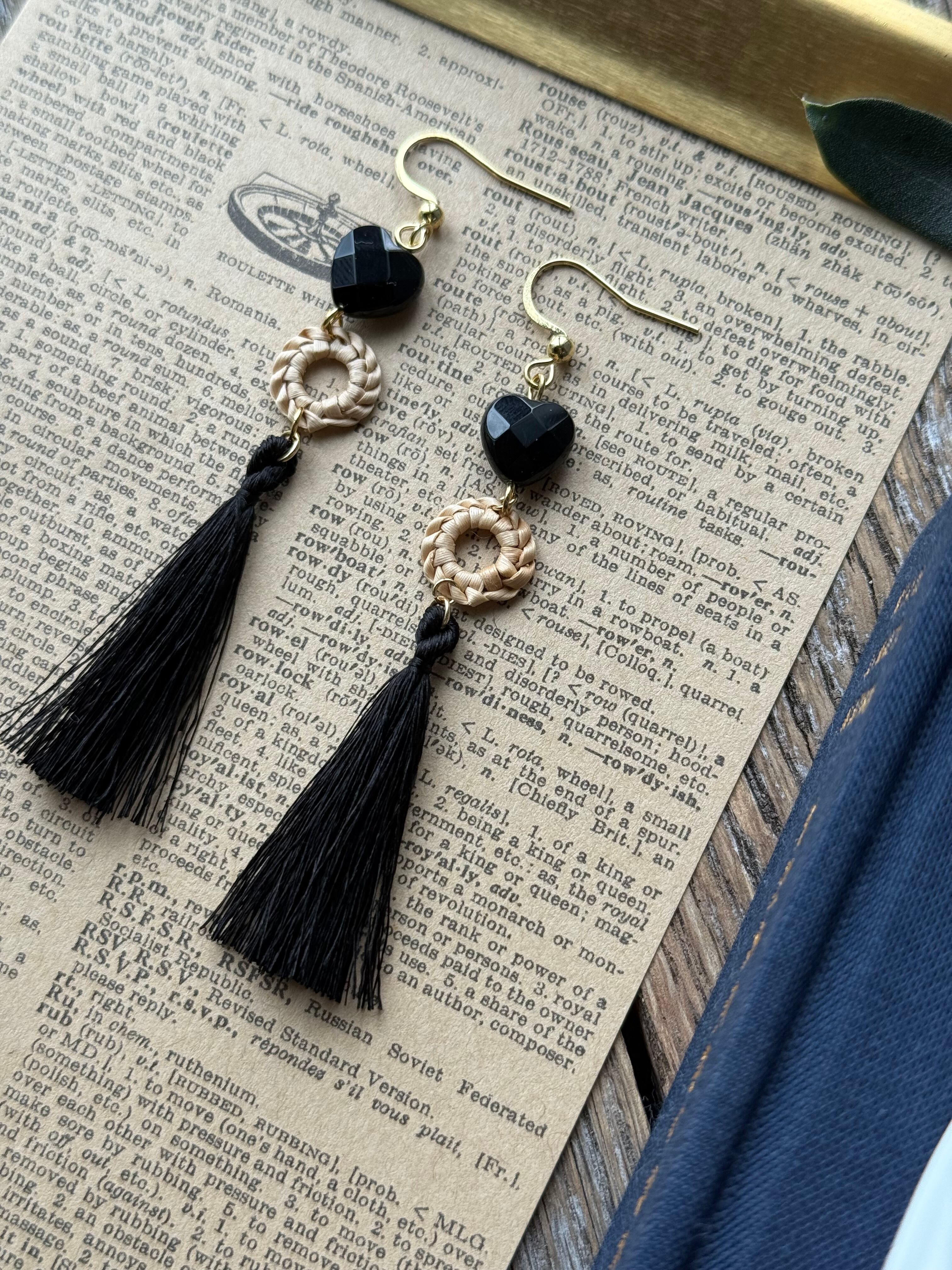泥黒タッセルピアス – Kumejima Tsumugi × Getto × Black Onyx | AOIFARM
