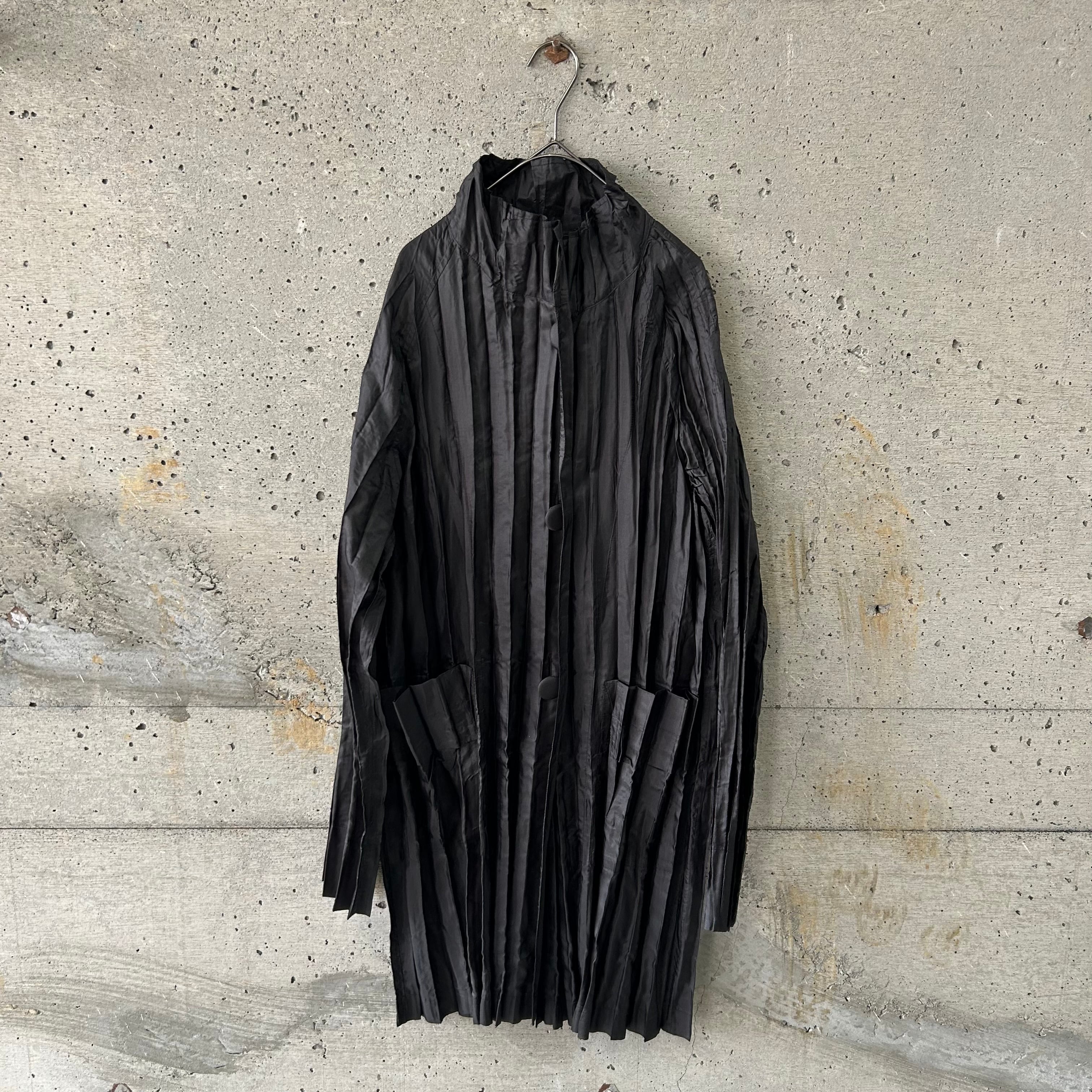 Pleated covered button light coat