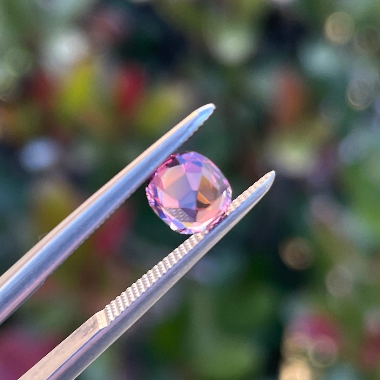 パープリッシュピンクスピネル オーバル 6.1x5.3mm, 0.90ct タンザニア産