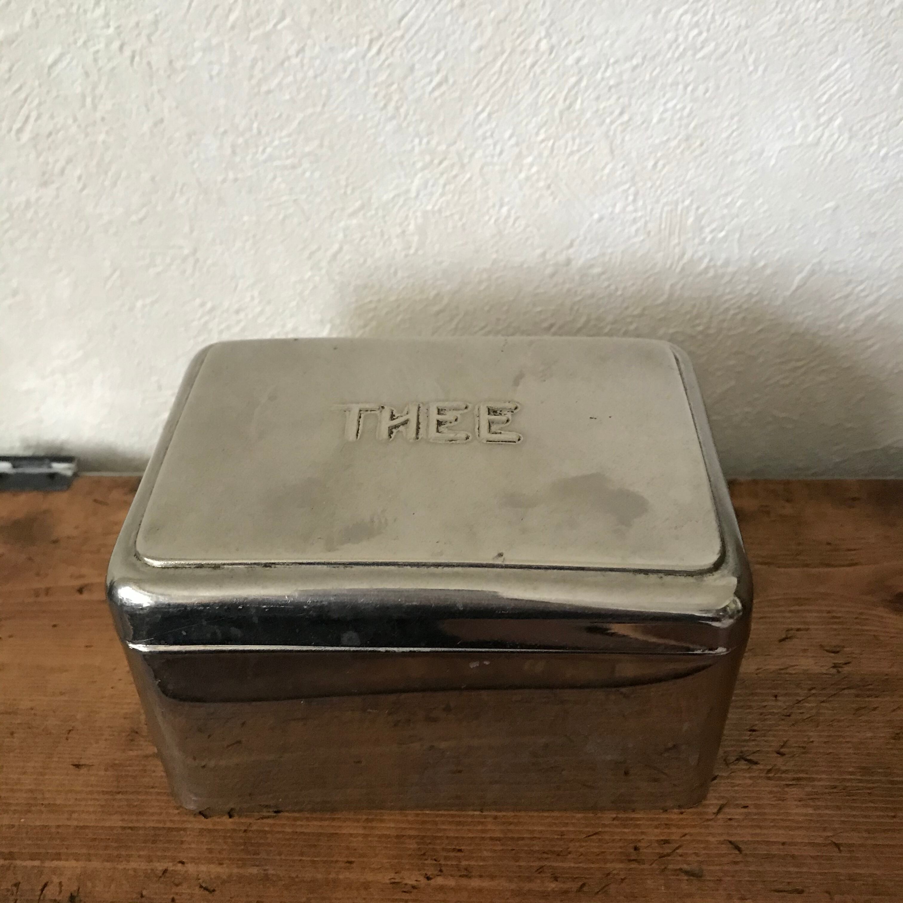 シンプルな紅茶缶