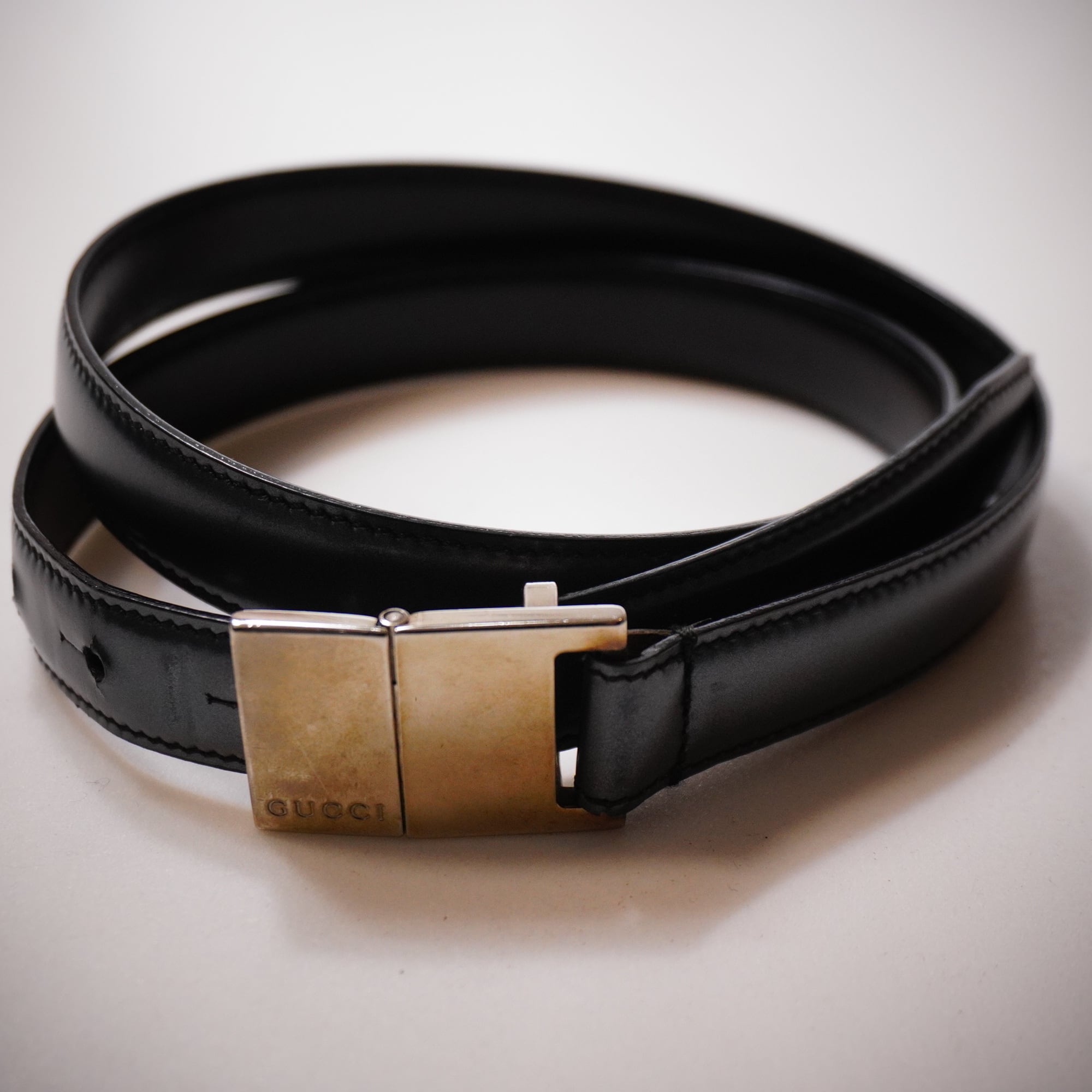 最終お値下げ！！【GUCCI】レア ブラックレザーベルト ロゴバックル 美品 GUCCI】グッチ ロゴ刻印メタルバックルレザーナローベルト | ブランド
