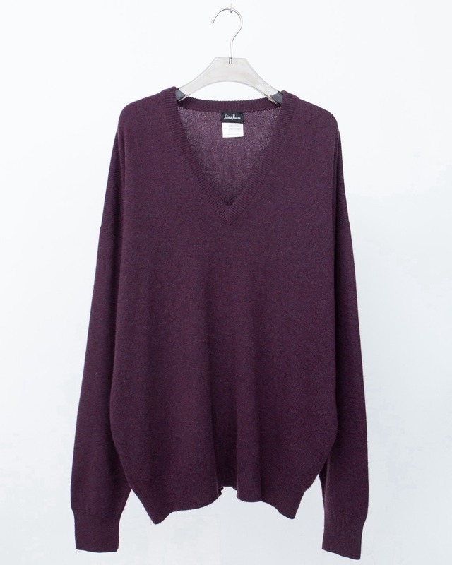 "Neiman Marcus" cashmere V-neck knit sweater