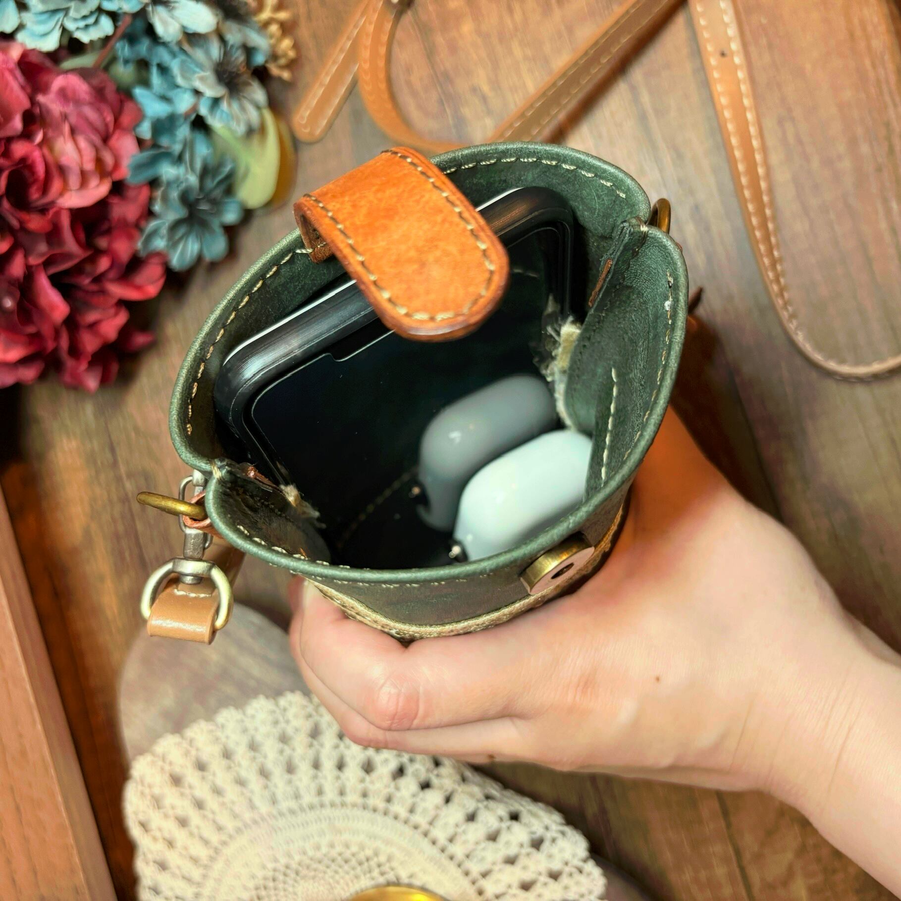 刻印名入れタグ付き】インド刺繍リボンとレザーで作ったスマホ