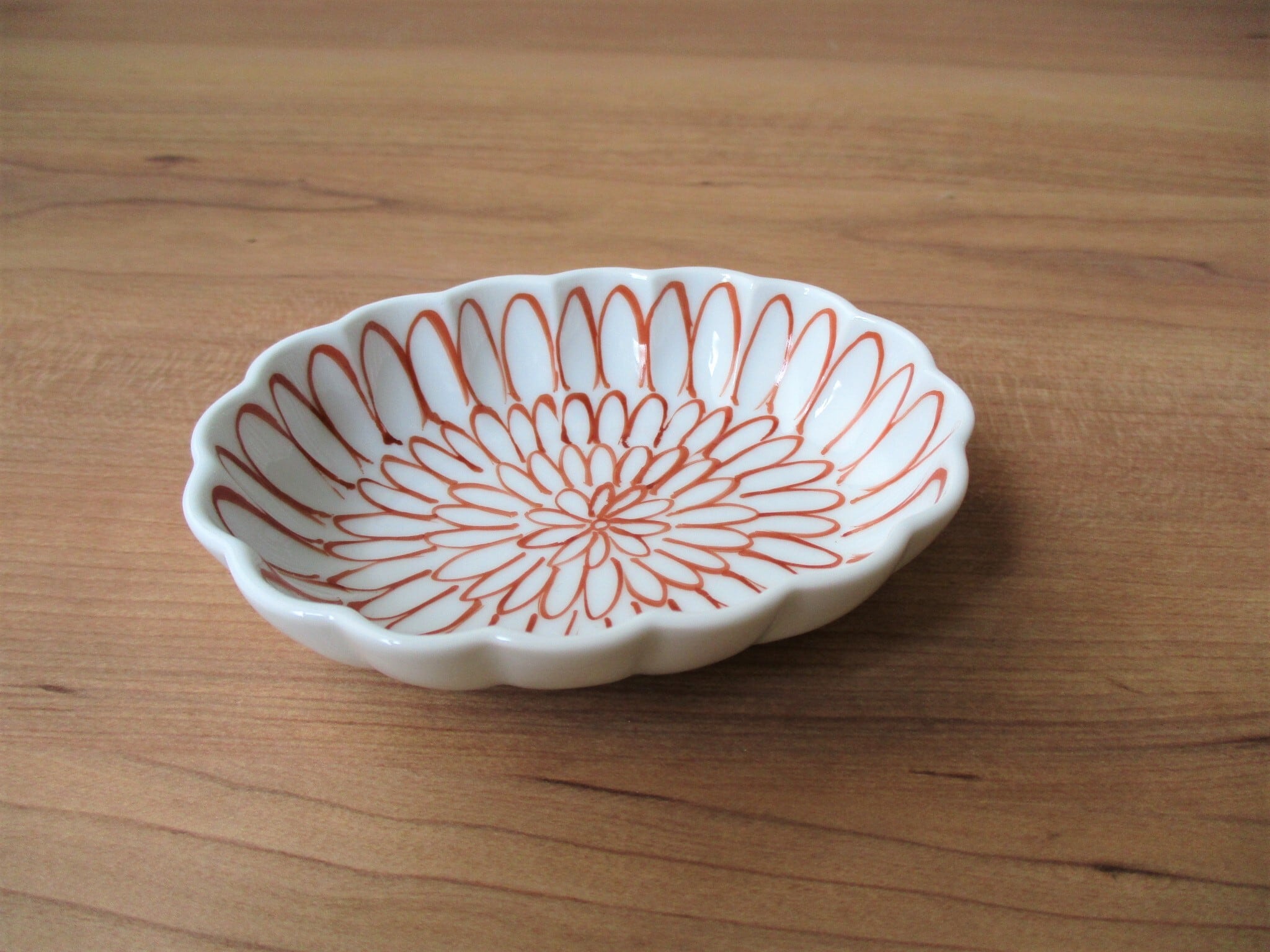 菊（赤）菊形小判豆鉢【有田焼】 | 有田焼や心器