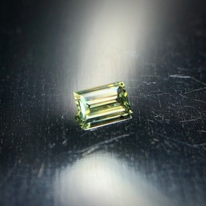 溶け合うイエローとグリーン 0.07ct 希少石 天然 バイカラーサファイア